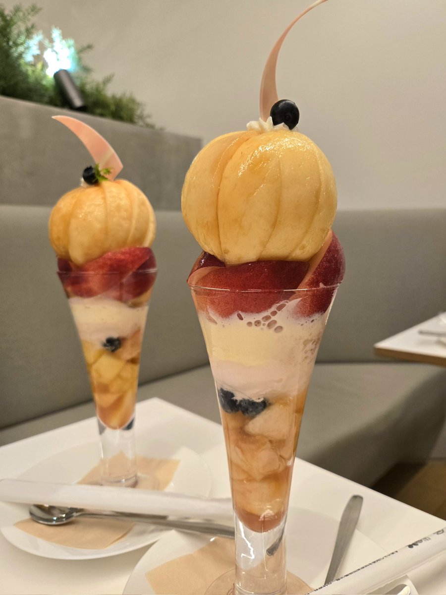 netty_apple's tweet photo. 桃パフェめっっっちゃ美味しかった🥳
丸々桃2個分！！！

関西からわざわざ会いに来てくれて
いろんなおしゃべりできてたのしかったな💕
幸せな報告も聞けてほんと嬉しかった✨
そのあとボドゲカフェにもいって遊べてめちゃ充実した1日でした🥳
明日もいい日になりますようにー！！ https://t.co/jQtd8PVkZd