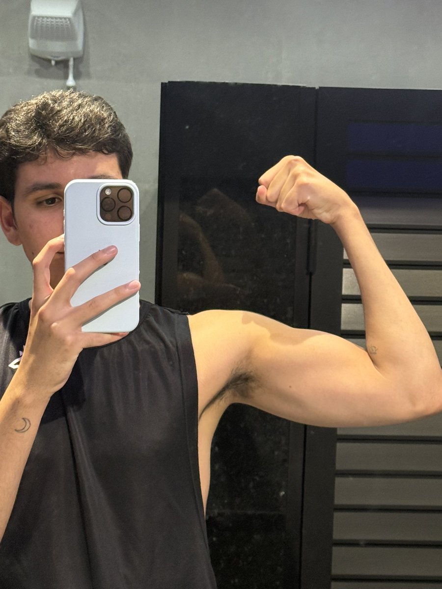 pedrozeredo's tweet photo. queria um namorado pra mandar foto besta enquanto trabalho, foto minha do álbum de bebê  e de coisas bonitas que eu quero comprar https://t.co/ejEN0wUA7P