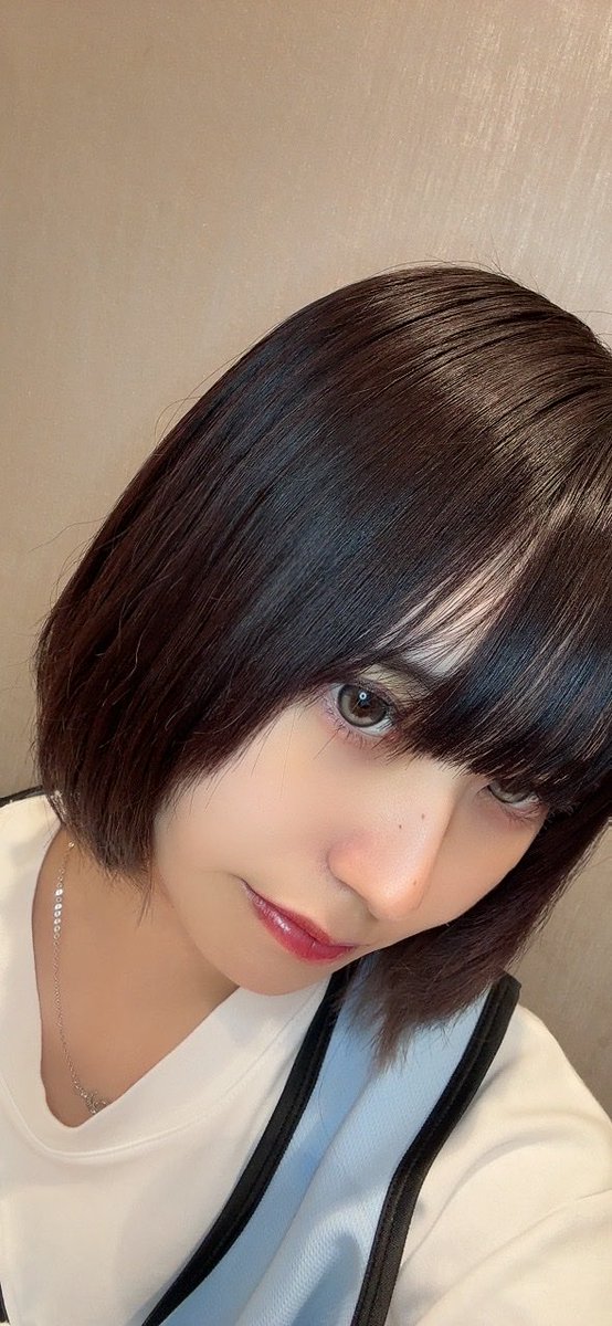 yoake_kotone's tweet photo. 髪の短さにもそろそろ慣れてきたᐠ( ᐛ )ᐟ

バイト中テープ切るギザギザのところに手を置いちゃうのが癖で毎回変な鳴き声出るのやめたいΣ(ﾟдﾟ)､!!ﾋﾟｷﾞｬ https://t.co/hNSVffk1dz