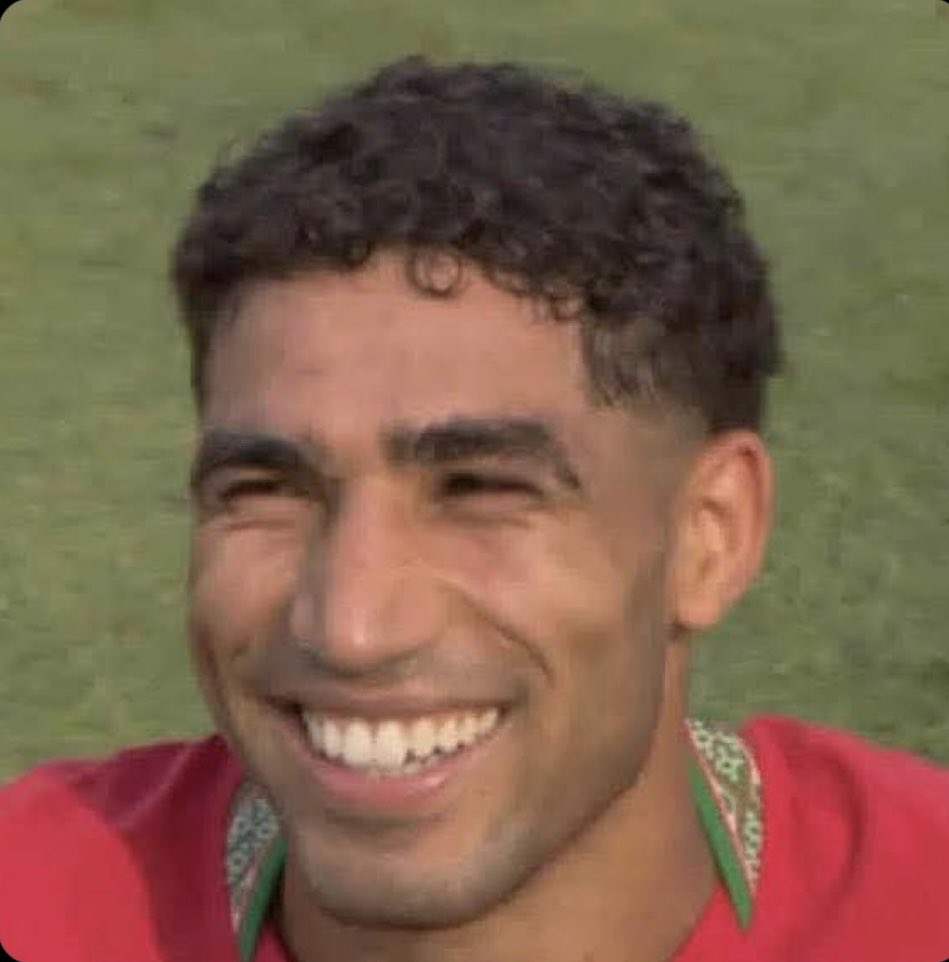 YIFmed's tweet photo. À Hakimi, 
Je comprends le fair-play, mais un capitaine qui vient de perdre en quart de finale devrait montrer un minimum de gravité, symboliquement au moins. Le sourire peut attendre après le résultat, pas pendant. On a le droit d’être frustrés par ce genre de détail 🇲🇦 https://t.co/YA7gwPkkhW