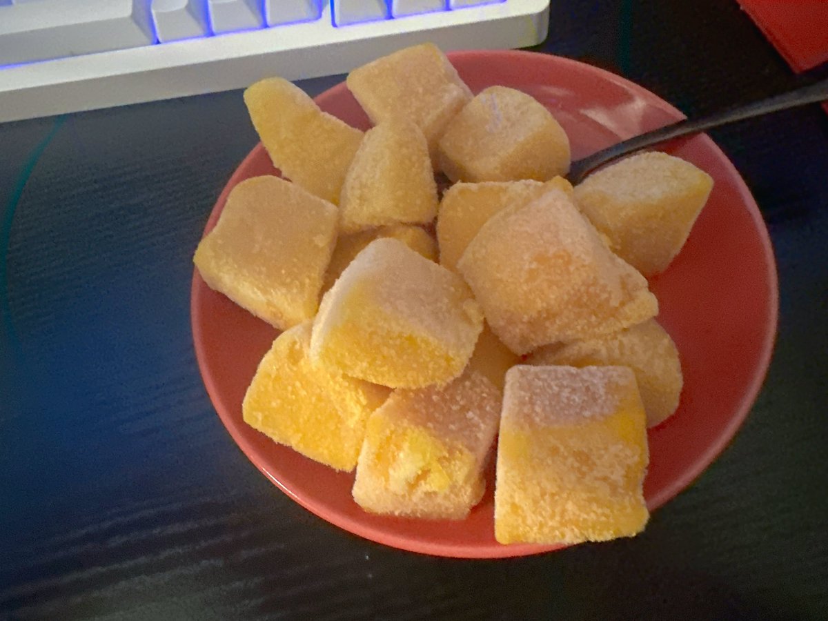 hannyaaa0's tweet photo. 【はにゃじ速報】

ゲーム部屋が暑すぎ
持ってきた冷凍マンゴーが爆速で溶けてる…_( ꜆꒷-ࡇ-꒦)꜆
(配信中)

*.·┈┈┈*.·┈┈┈*.·┈┈┈*.·┈┈┈*.·┈┈┈*.·┈┈┈*.ᗢᘏᓗ https://t.co/rN3WWuxm5h