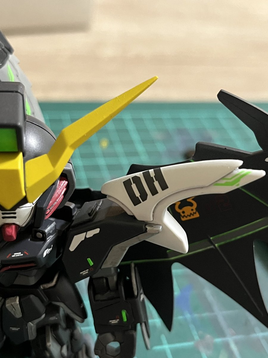 mrym1227's tweet photo. 追いデカール1日目。
DEATHSCYTHE HELLの頭文字だけ、わざと斜めに配置。
一晩眺めてもう一捻りしたいところです。
#ガンダムデスサイズヘルEW #SDEX https://t.co/KQftPUP4lE