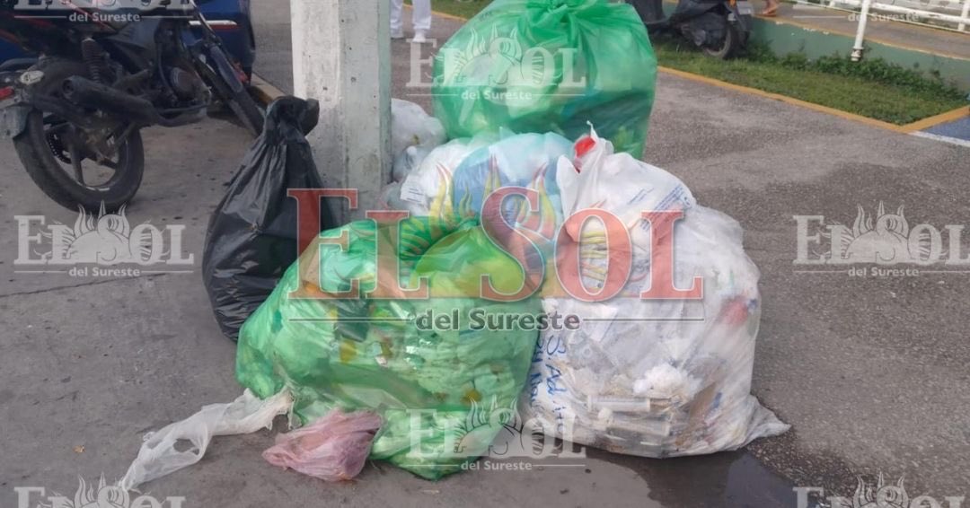 DiaAvance's tweet photo. Habitantes de Nacajuca piden intervención de la @SSalud_Tab , debido a que personal del Hospital Comunitario está tirando desechos  biológicos-infecciosos a vía pública; convirtiendo las calles en foco de infección. Urgen que intervenga de inmediato. Vía Fernando Ramos/ Nacajuca https://t.co/ReZhZeQzoW