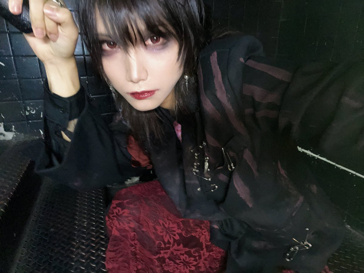 KRSM_Aoi's tweet photo. 地上の花火が霞むほど
地下室のキミ達は壊れてました

鎌倉の花火なんか汚ねえ花火だ！！！ https://t.co/xcT4nVbdLT
