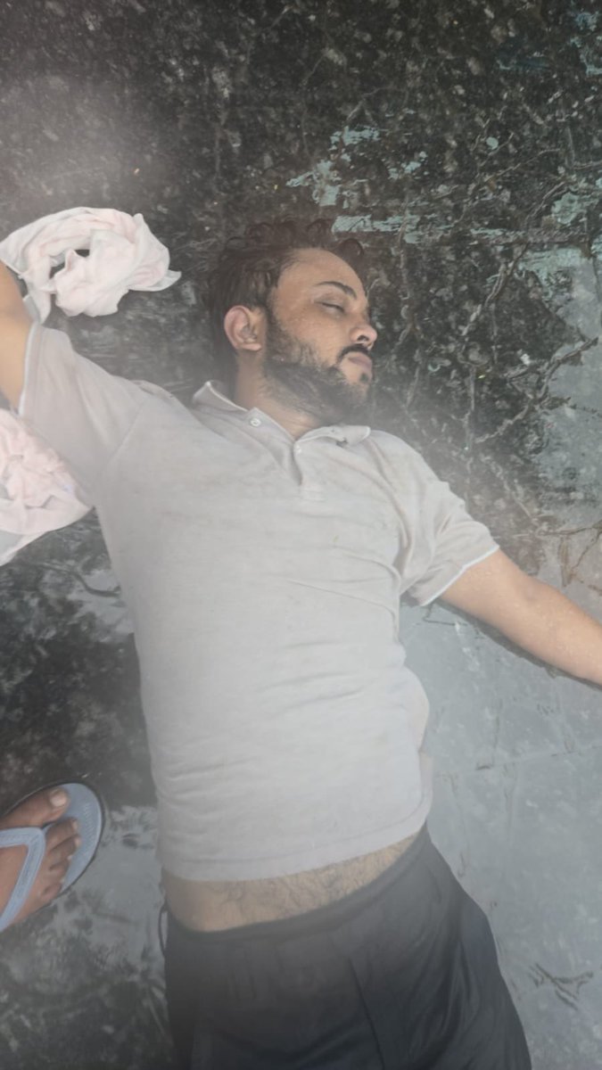 GreaterNoidaW's tweet photo. 🚨 Noida Authority की लापरवाही ने ले ली 28 वर्षीय आर्यन की जान।

बृहस्पतिवार सुबह करीब 9 बजे तेज बारिश के दौरान Noida के Sector-58 स्थित एक फैक्ट्री में काम पर जा रहे 28 वर्षीय आर्यन की खुले और असुरक्षित नाले में गिरने से दर्दनाक मौत हो गई।

आर्यन, जो Sector-22 के चौड़ा गांव के रहने वाले थे, सड़क पर पानी जमा होने के कारण रास्ता न दिखने पर, नाले के ऊपर ढकी हुई कंक्रीट की स्लैब से होकर पैदल अपनी फैक्ट्री की तरफ जा रहे थे। तभी एक ढीली और ठीक से फिक्स न की गई स्लैब पलट गई और वह सीधे नाले में गिर गए।

उनके साथ मौजूद दोस्त शिवम और स्थानीय लोगों ने काफी मशक्कत के बाद आर्यन को नाले से बाहर निकाला। मौके पर CPR भी दी गई, लेकिन उनकी हालत में सुधार नहीं हुआ। जिला अस्पताल ले जाने पर डॉक्टरों ने उन्हें मृत घोषित कर दिया। पुलिस ने शव को पोस्टमार्टम के लिए भेज दिया है।

अगर नाले की स्लैब सुरक्षित होती, समय-समय पर निरीक्षण होता और जलभराव की समस्या का समाधान किया गया होता, तो शायद आज आर्यन ज़िंदा होते।

एक और परिवार उजड़ गया... अब इस मौत की जिम्मेदारी कौन लेगा?
