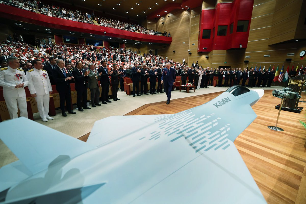 Akparti's tweet photo. "10 yıl gibi kısa sürede Milli Savunma Üniversitemiz küresel ölçekte yıldızı parlayan en seçkin eğitim kurumlarımızdan biri haline gelmiştir."

Cumhurbaşkanımız Sayın Recep Tayyip Erdoğan, MSÜ Kurmay Subaylar Mezuniyet Töreni'ne katıldı. https://t.co/Jyd4uU8KHw