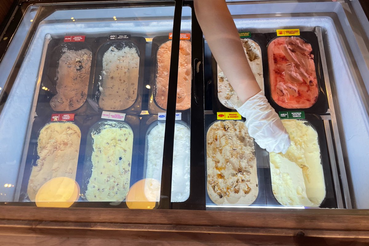 LittleBirbMame's tweet photo. แวะมาดู Guss Damn Good ที่ Central บางกรวย มี Grocery ทุกรสเลย ถามพนักงานว่าขอชิมทุกรสได้ไหมคะ

พนักงาน : ได้ค่ะคุณลูกค้า
แล้วเค้าก็ตักให้พร้อมบรรยายทีละรส นี่สิร้านไอติมที่เรารัก

ชิมรสแรกคือ ผักกาดดองนกพิราบ เซอร์ไพรส์มากเพราะอร่อย เบสเป็นวานิลลามีรสผักกาดดองตัดรสนิดๆ สามแม่ครัวก็อร่อย เบสคือไอติมรสมะเขือเทศ สดชื่นๆ

พริกไทยตรามือที่ 1 ก็ดีอ่ะ เบสนมๆ ขิง บิสคอฟ มีรสเผ็ดปลายๆ นิดๆ ออกแนวสไปซ์ๆ

คือสามรสนี้เซอร์ไพรส์มากเพราะอร่อยมากกว่าที่คิด ดิสกว่าที่คีย์ ทำออกมาได้ดีเลย

รสที่คนชอบน่าจะเป็นเนยออร์คิดกับเซี่ยงไฮ้ เห็นสั่งกันเยอะเลย

ที่เข้าใจยากที่สุดคือปูไทย เป็นโยเกิร์ตซาวครีมอ่ะ

รอบนี้เราว่าทำรสชาติได้ดีทุกรส ส่วนตัวที่ชอบน้อยสุดคือปูไทย😂 ใครสนใจลองไปชิมกันดูฮะ