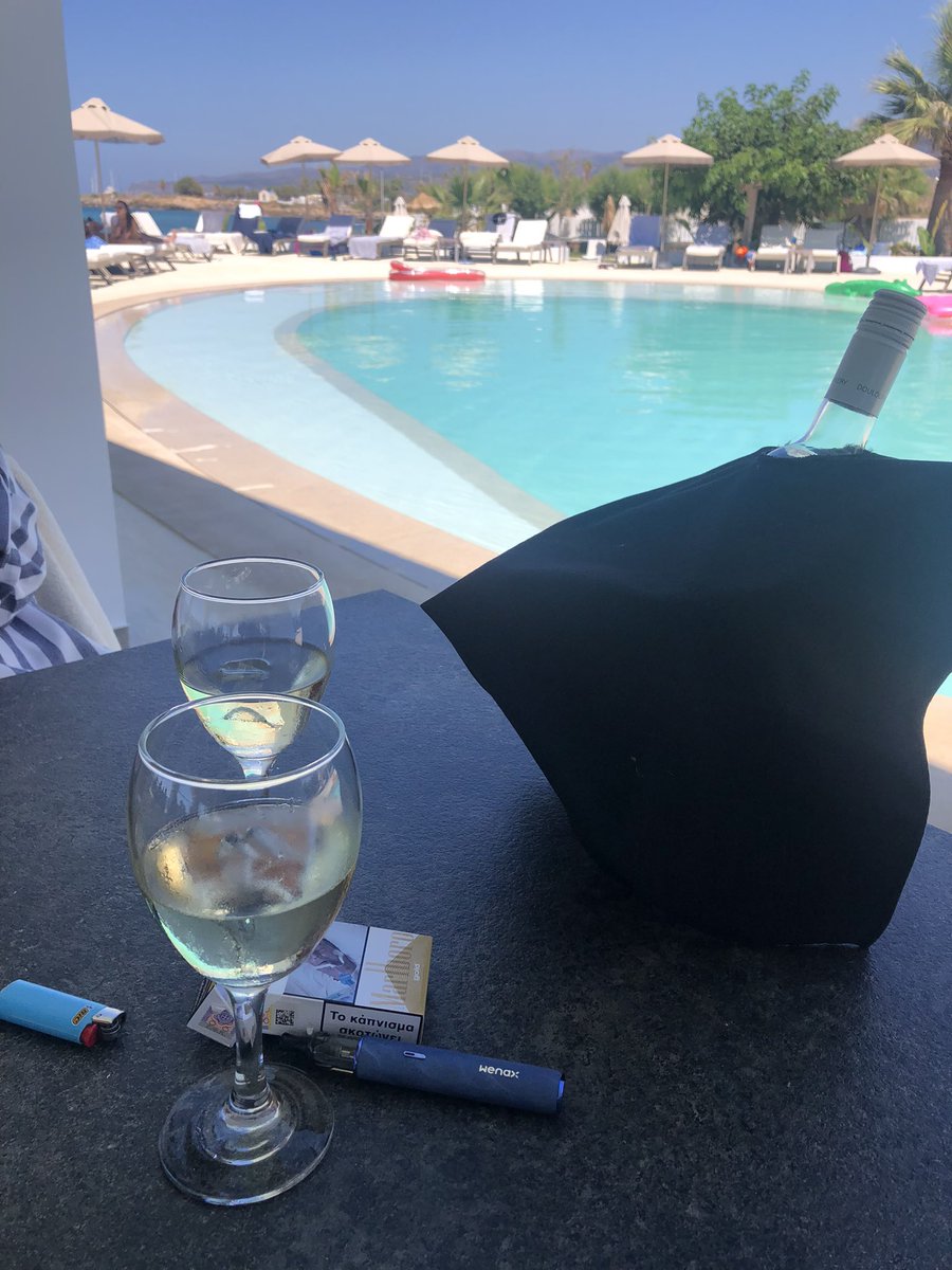 wait__andsee's tweet photo. @FinefleurLm une pensée pour toi. Malgré le bouchon qui n’est pas en liège, ce n’est pas degeu 😉 https://t.co/HAtyyvQGps