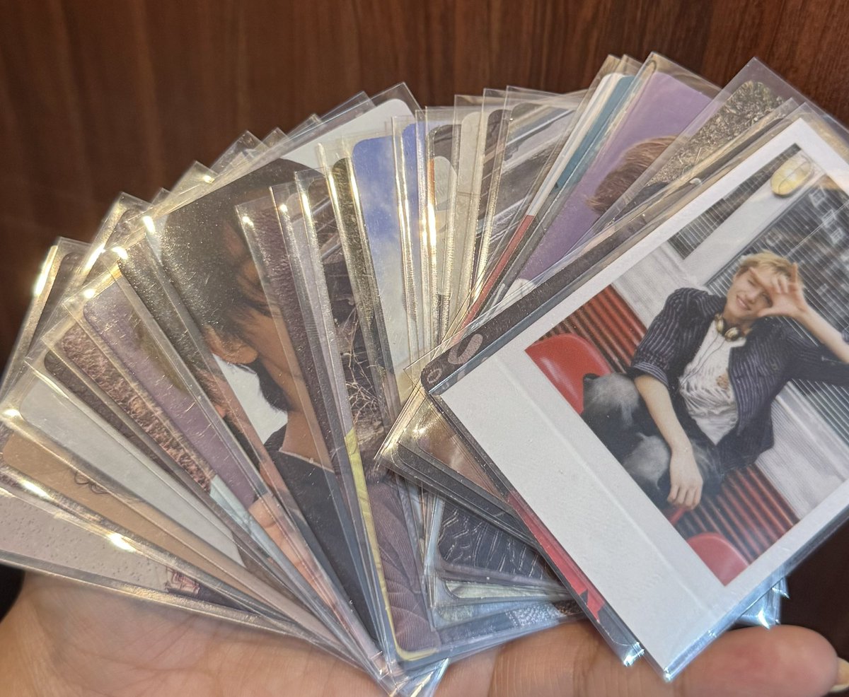 acvsi_'s tweet photo. i got a lot of pcs but no where to put em😭 binder arrives in 2 days pa 🫩 https://t.co/2MCBT9sfZY