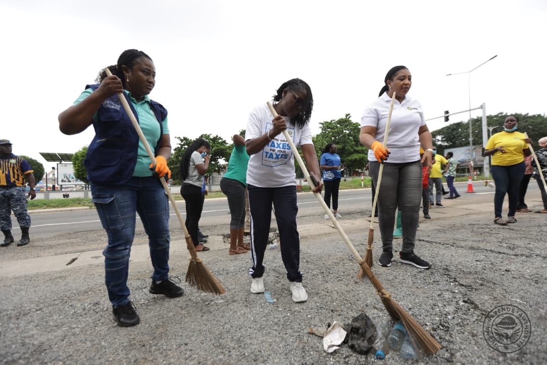 anthonyasarpong's tweet photo. In response to the President’s directive to help clean our environment, I joined the GRA team for the National General Cleaning Day exercise around the Sports Stadium environs.
Keeping our communities clean is a shared responsibility and an important part of public health and national development.
Many thanks to the GRA team and all who took part.
#NationalGeneralCleaningDay #CleanGhana
