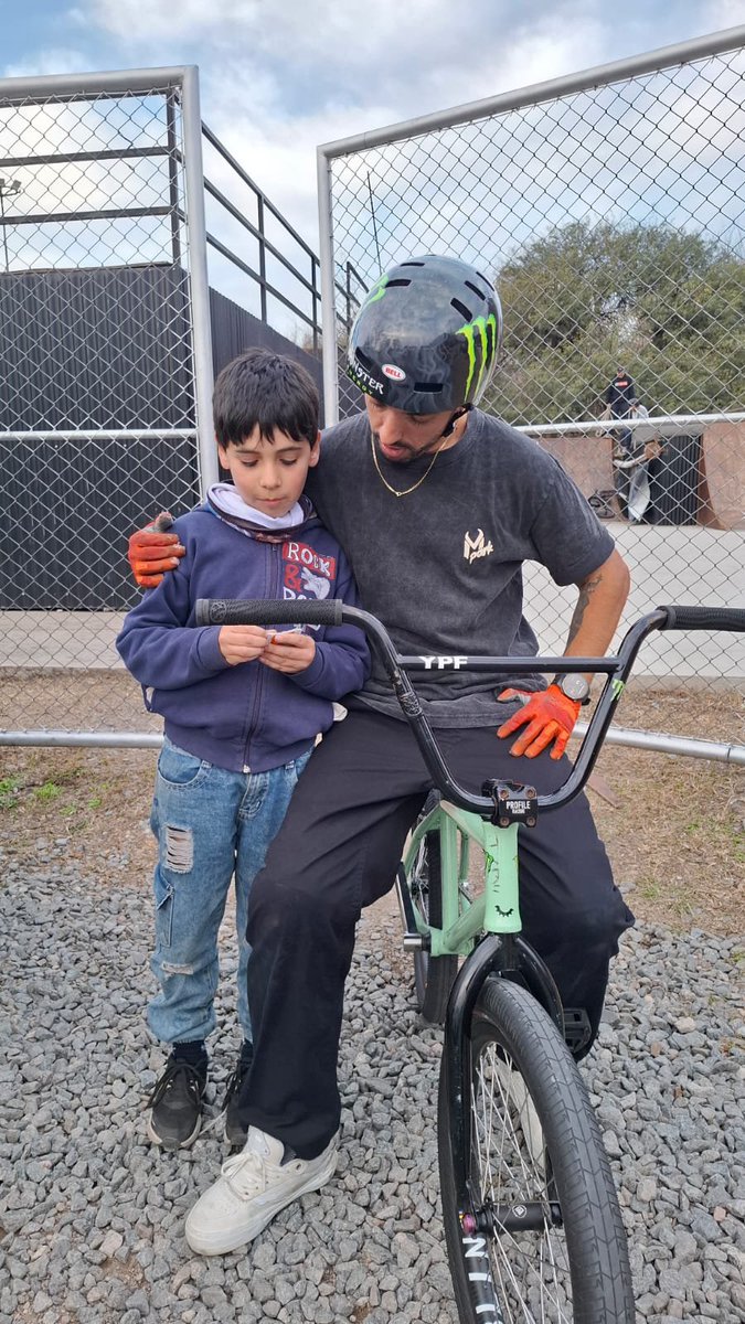 candehauser_'s tweet photo. mi hijo desde muy chico le gusta andar en bici, ama hacer trucos y es algo que le apasiona.. el quiere ser biker, pero a principio de año se quebró una muñeca haciendo un truco en una bajada. cómo mamá me entró miedo, pero hoy tuve una respuesta.. CONOCIO A MALIGNO! GRACIAS 🩵🥹 https://t.co/P8BF6bT535
