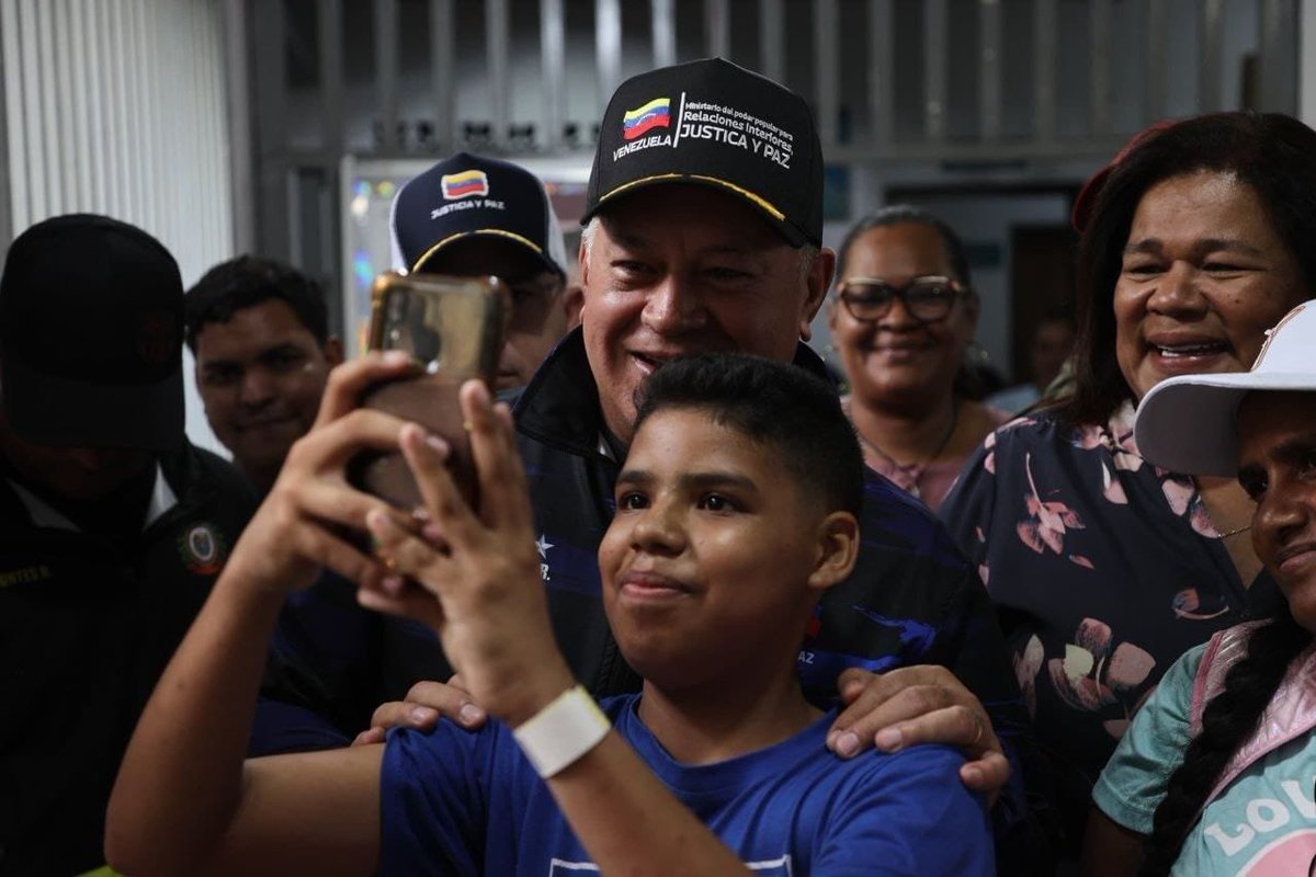 ShavelaHermosa's tweet photo. Ver a nuestras autoridades, como el capitán Diosdado Cabello, recorriendo los espacios de atención, nos confirma que estamos en el camino correcto. #PorNuestrosNiñosTodo
 No es solo asistencia, es un encuentro humano que brinda seguridad y esperanza a las familias. https://t.co/Ek8ntKvlsQ