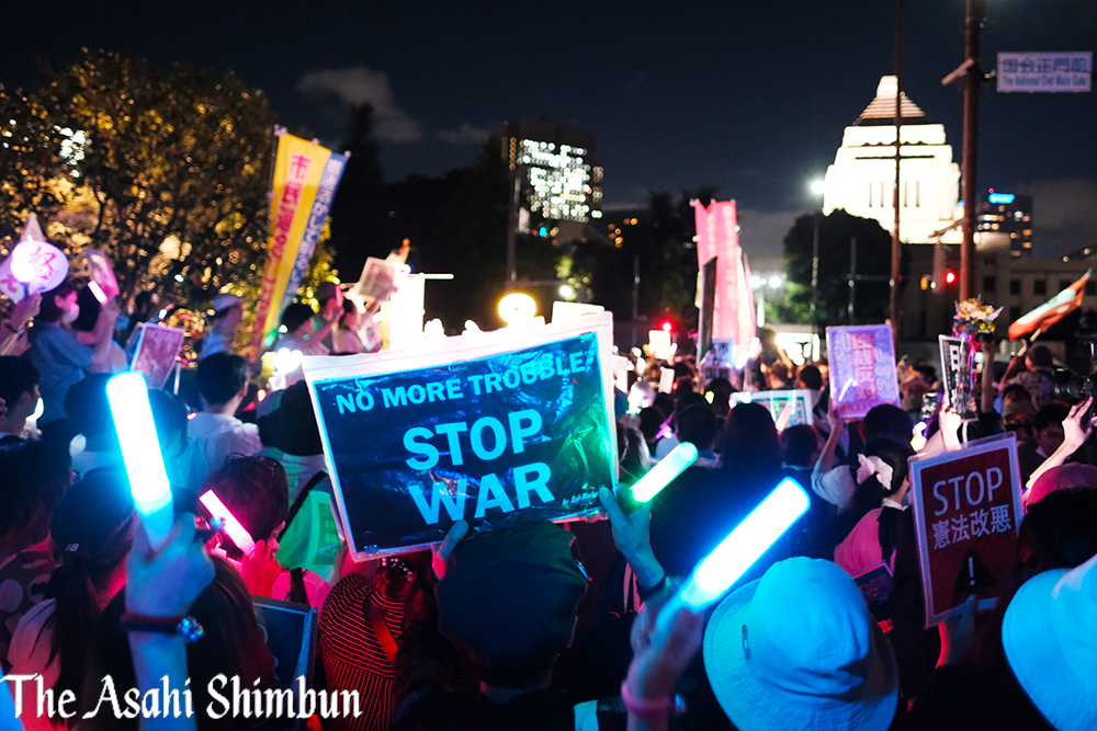 asahi_photo's tweet photo. 「めちゃくちゃな政治に抗議します」　国会前でデモ、2万7千人集うhttps://t.co/9NWYKaXwmI 
国会の会期末を控えた10日夜、国会議事堂前で「めちゃくちゃな政治に抗議する国会前アクション」がありました。デモの参加者はペンライトやプラカードを掲げて訴えました。（恵） https://t.co/GcoTcmzMuK