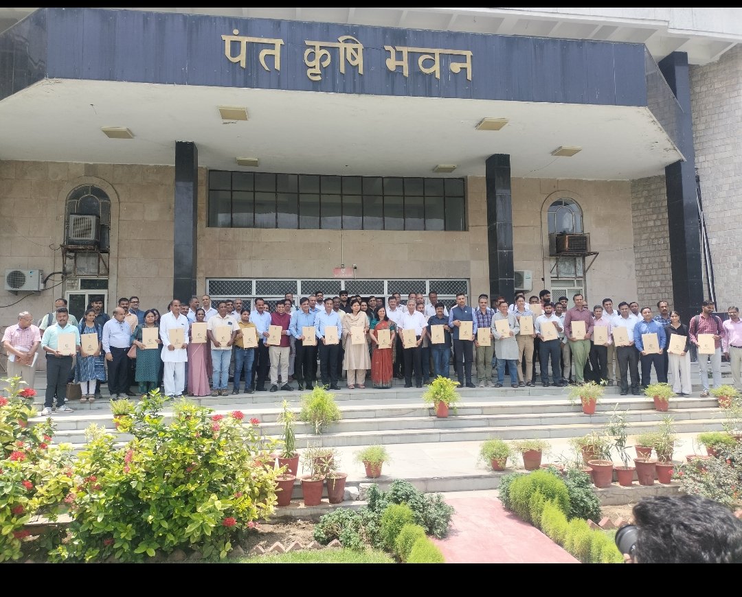 AgrDir's tweet photo. राजस्थान में कृषि विकास की नई इबारत,

कृषि विभाग ने 32 संगठनों से किया ऐतिहासिक एमओयू

प्राकृतिक खेती, जलवायु अनुकूल कृषि और एग्री-स्टार्टअप इकोसिस्टम को मिलेगा नया आयाम, विकसित राजस्थान-2047 की दिशा में बड़ा कदम
https://t.co/gVgQMwM8JU

@BhajanlalBjp @DrKirodilalBJP https://t.co/Sb0XZBlZSs