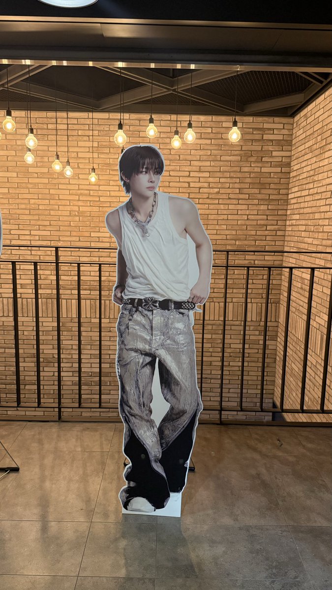 ncnvrdy's tweet photo. 어깨진짜백만불짜리다진짜축복이다
사실 백투라 디어헌터 내내 니코라스 어깨 직캠 찍엇어요 제 두 눈으로요 https://t.co/4K2iphwjA7