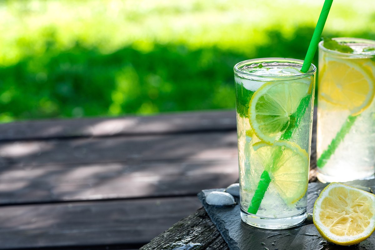 Carlossxxl's tweet photo. Quick pick-me-up: Muddle 5 mint leaves + 1 lime wedge, add 50ml gin + 100ml soda water, top with ice. Your zesty summer spritz is ready in 2 mins! https://t.co/16hxqMt1dt