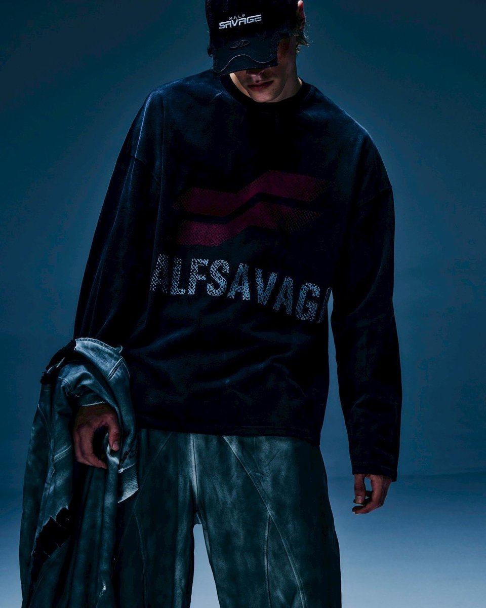off_halfsavage's tweet photo. Dark Long Sleeve.

Heavyweight premium cotton. Oversized fit. Deep-washed finish.

Raw texture meets refined details, finished with a bold front graphic for everyday unisex styling.

Launching — Tomorrow 19:00 (GMT+7)
#HALFSAVAGE https://t.co/SbT2dM8eYu