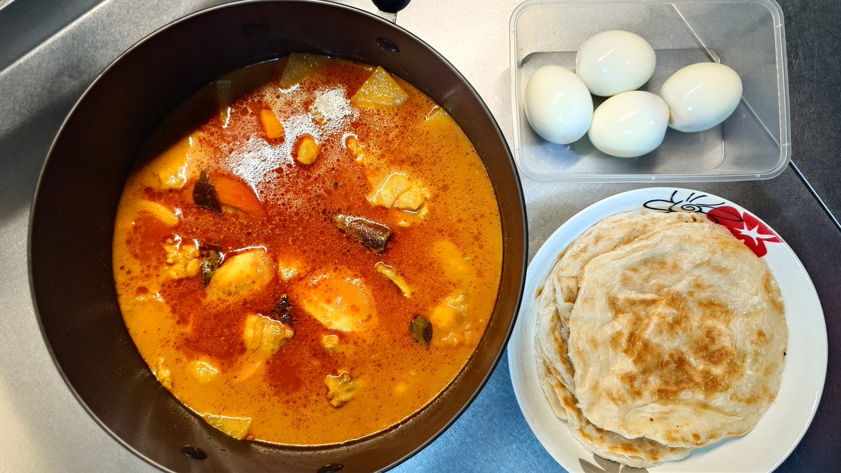 fzybear's tweet photo. I feel like chicken curry tonight with prata and eggs https://t.co/XlVKQrrn0k