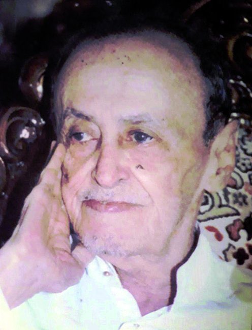 AbdallAlhasan's tweet photo. د. عبدالله الحيدري.. حين أعادَ اكتشاف حسين سِرحان

في الفرْق بين أن نعرفَ الرُّوّادَ وأن نكتشفَهم

الذاكرة الثقافية هي كنزنا المشترك، ورصيدنا النوعيّ، ورأسمالنا الرمزي الأهم. ولذا يُنظَر إليها باعتبارها جسرًا يربط ماضينا بمستقبلنا، ويساهم في تشكيل هُويّتنا، وبناء وعينا المجتمعي العام. فالذاكرة الثقافية ليست مجرّد معرض للأسماء، والرموز، والقيم، والعادات والفنون وغيرها؛ وإنما هي فضاءٌ نكتشف من خلاله كُلّ تلك الأسماء والرموز وغيرها من جديد. 
وحين نستعرض أسماء بعض الرُّواد، والأعلام الذين نحفظ أسماءهم، ونردّد أثرَهم، ندرك حجم حضورهم في ذواكرنا، ونوقن بأهميتهم، ورِفعة قاماتهم وبسوقها، وخلود أسمائهم، ومُكْثِها في وجداننا الأدبي والثقافي، اعترافًا بمكانتهم وتأثيرهم، لكننا- مع كلّ هذا- لا نكاد نعرف عنهم إلا النزر اليسير الذي أَبْقَتْهُ الذاكرةُ العامةُ حيًّا، بينما غابت تفاصيل التجربة، وتوارت رحلة التكوين، وتفرّقتْ آثارُهم في بطون الكتب والدوريات والوثائق.
ولطالما استَوْقَفَتْني دلالةُ عنوان كتاب الأديب الكبير #عزيز_ضياء "قمة عُرفت ولم تُكتشف"، وهو يكتب عن الرائد #حمزة_شحاتة. ولم يكن ذلك العنوان، في نظري، وصفًا لحالة فردية، بِقَدْرِ ما كان توصيفًا لحال كثير من رُوّادنا؛ نعرف أسماءهم، لكننا لم نكتشفهم بَعْد.
ومن أجمل ما تفعله الكتب أنّها لا تحفظ الذاكرةَ من النسيان فحسب، بل تنقذها من الاختزال أيضًا بحسب أمبرتو إيكو.
ولعل هذا ما حدث لي مع الأديب الرائد #حسين_سرحان؛ فقد كنت أعرفه، كما يعرفه كثير من المهتمين بالأدب السعودي؛ شاعرًا رائدًا، وناثرًا مُؤسِّسًا، واسمًا راسخًا في تاريخ أدبنا، لكنني لم أَكُنْ أدرك أنّ معرفتي به لم تتجاوز حدود المعرفة العامة. كنت أعرف الاسم أكثر مما أعرف الإنسان، وأستحضر الأثرَ أكثر مما أُحيطُ برحلته.
ولم يبدأ هذا الاكتشاف من كتاب، بل من سؤال. فحين تشرّفت بالمشاركة في #مشروع_إيصال_الأديب_السعودي في المحافل الإقليمية والعالمية الذي تبنّته #وزارة_الثقافة، وقدّمتُ من خلاله ورقة في #ندوة_الذين_كتبوا_البدايات_رواد_الأدب_في_المملكة_العربية_السعودية في الجناح السعودي في #معرض_الرباط_الدولي_للكتاب_2026، كان حسين سرحان أحدَ الرواد الذين توقفت عندهم. وما إن شرعت في إعداد الورقة حتى اكتشفت أن العودة إلى هذا الرائد ليست باليسر الذي ظننته؛ فالمادة التي تكشف عن عالمه وتحيط بتجربته أقل بكثير من مكانته الأدبية. كانت هناك مقالات ودراسات متفرقة، لكنها لا تكفي لرسم الصورة الكاملة لرجل أسهم في صناعة بدايات الأدب السعودي الحديث.
وفي أثناء رحلة البحث، وقعت بين يدي رسالة الدكتور عبدالله الحيدري @aaah1426. وصلتني يومها في جزأين فقط، لكن هذين الجزأين كانا كافيين ليوقظا في داخلي دهشة القارئ قبل تقدير الناقد. شعرت منذ الصفحات الأولى أنني لم أعثر على مرجع أستعين به في إعداد ورقة علمية، بل على عملٍ يعيد تركيب صورة حسين سرحان من جديد، ويملأ فراغًا ظلَّ قائمًا في ذاكرتنا الثقافية.
ومضت الأيام، حتى جمعتني مناسبة ثقافية بالدكتور الحيدري. حَدّثْتُهُ عن متعتي بهذه الصُّحبة، وعن دهشتي بهذا الجهد الذي انتشل حسين سرحان من شذرات الذاكرة إلى اكتمال الصورة، وأبديت أسفي لأنّ النسخة التي لديّ لا تضم سوى جزأين. فما كان منه، بسخائه الذي يليق بأهل العلم، إلا أن أهداني النسخة الكاملة بأجزائها الثلاثة.
وبأمانة وصِدْق، كانت هَدِيّةً تتجاوز الورق؛ فلقد شعرت أن رحلة البحث التي بدأت في الرباط قد اكتمل لها دليلها، وأن السؤال الذي قادني إلى حسين سرحان وجد أخيرًا جوابه بين دفتي هذه الرسالة.
إنّ نظرة منصفة وفاحصة لهذا العمل تصل بك لقناعة راسخة، بأنه ليس مجرد رسالة دكتوراه، بل مشروع ثقافي كبير يعيد موضعة الرائد الكبير حسين سِرحان في موقعه الخليق به ككاتب وشاعر من طراز رفيع، وتجربة ثقافية وأدبية وإنسانية جديرة بأن تُكتشف من جديد.
ومن يطّلع على جهد الدكتور عبدالله الحيدري في عمله هذا يدرك مدى افتتانه وشغفه البحثي بهذا الرائد، ولم يكتفِ بجمع تراث حسين سرحان، وإنما أعاد بناء عالمه؛ إذ لم يعتمد على النصوص المنشورة وحدها، بل تتبّع المقالاتِ والوثائق، واستقصى المخطوطات، والتقى حسين سرحان في حياته، ثم عاد بعد رحيله إلى أسرته وأقاربه، وجمع الشهادات، ووازن بين الروايات، حتى خرج بصورة لا تقدم شاعرًا أو ناثرًا فحسب، بل تقدم إنسانًا، ومثقفًا، وتجربةً، وعصرًا كاملًا يتحرك بين الصفحات.
وهنا يكمن الفرق بين البحث الذي يجمع المعلومات، والبحث الذي يعيد اكتشاف الإنسان.
الكتاب بمجلّداته الثلاث، وبرغم كثرة عدد صفحاته لكنّه أخّاذ وآسر، تخرج منه وأنت مسكون بشعور مبهج بأنك عِشْتَ تجربة فريدة، تجربة انتقال شعلة ثقافية من يد إلى أخرى؛ من أديبنا الرائد حسين سرحان الذي افْتِتَنَ باللغة فكتب،