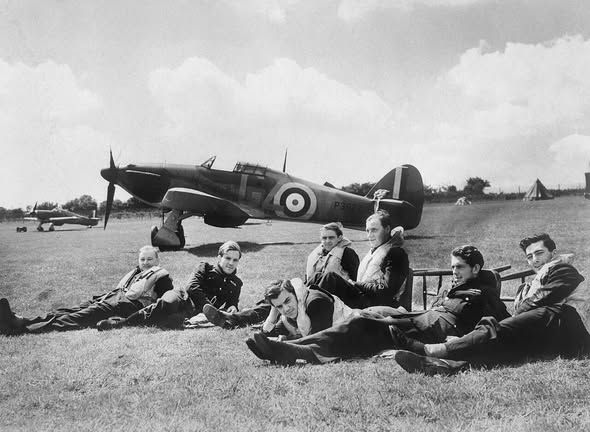 AWSD2025's tweet photo. 📷1. Pilots of 'B' Flight, No. 32 Squadron relax on the grass at Hawkinge in front of Hurricane Mk I P3522, July 29, 1940.
📷2.  Interior of RAF Fighter Command's Sector 'G' Operations Room at Duxford, Cambridgeshire, September 1940. https://t.co/UpDn9WwPB7