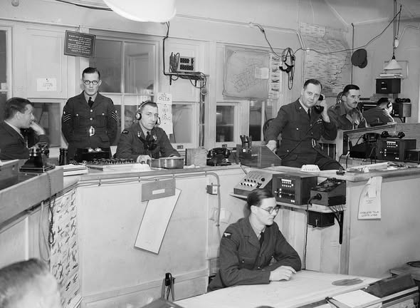AWSD2025's tweet photo. 📷1. Pilots of 'B' Flight, No. 32 Squadron relax on the grass at Hawkinge in front of Hurricane Mk I P3522, July 29, 1940.
📷2.  Interior of RAF Fighter Command's Sector 'G' Operations Room at Duxford, Cambridgeshire, September 1940. https://t.co/UpDn9WwPB7