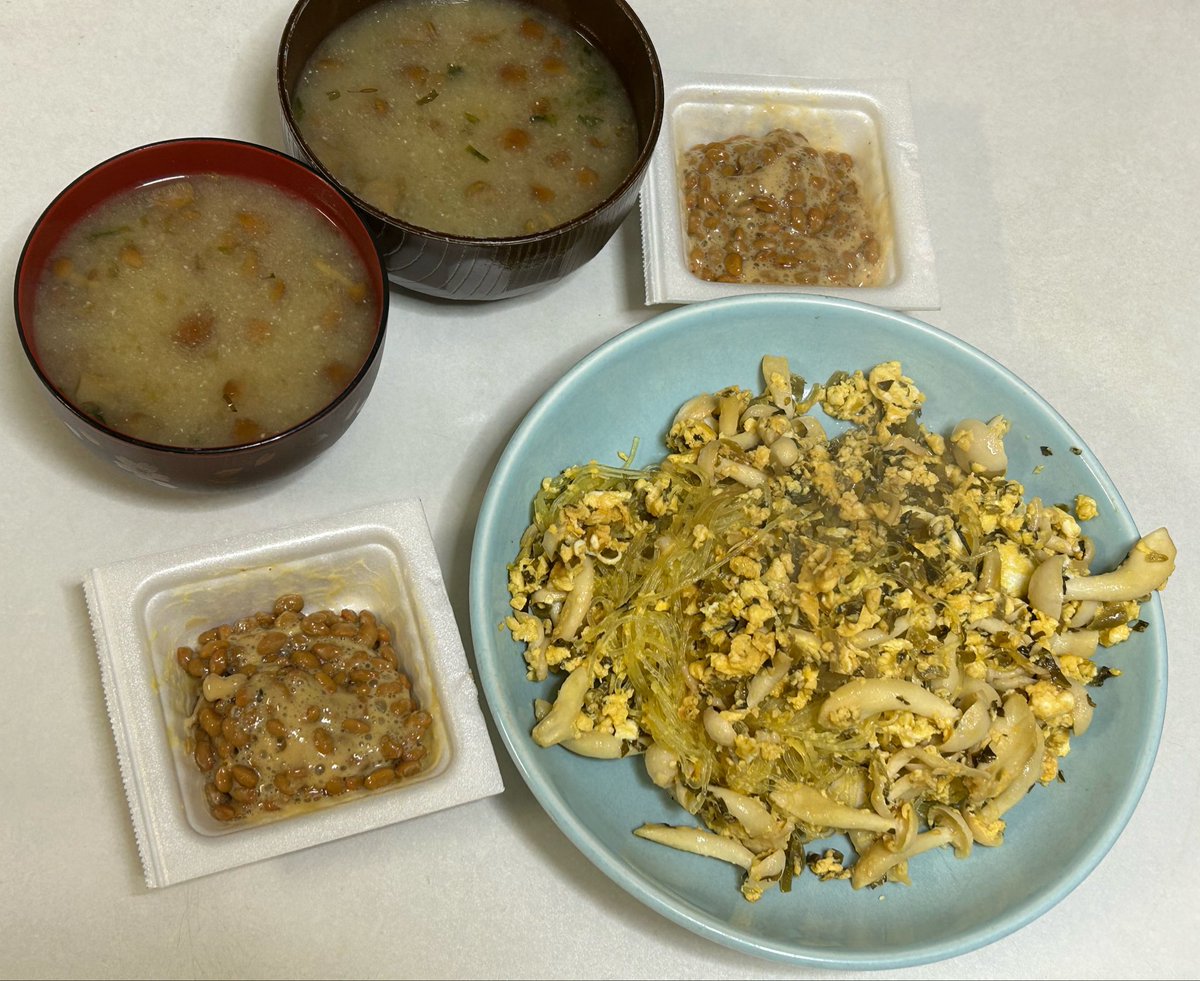tarosuke122425's tweet photo. 7/10は
納豆の日
ブナピーの日🍄‍🟫
でしたので

夕食は
高菜とぶなぴーと春雨と卵のバター醤油炒め🧈
納豆
なめことあおさの味噌汁🍄‍🟫
などでした

炒め物も味噌汁もなかなか美味しくできましたね
からし二個入り納豆も、白米🍚と美味しくいただきました https://t.co/kKuLADzDDu
