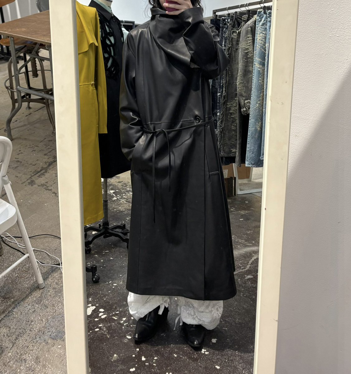 lotta_mmmu's tweet photo. TAAKK 27ss

特に良かったのは穴あき刺繍のナポレオンジャケットとレザーコート。

レザーコートはシープの単仕立てなので抜群に軽いうえ、何通りもの着方ができてカッコいい。最近都内はそこまで寒くならないので、これ一枚で冬までいけるかも。 https://t.co/kpPdiBfozn