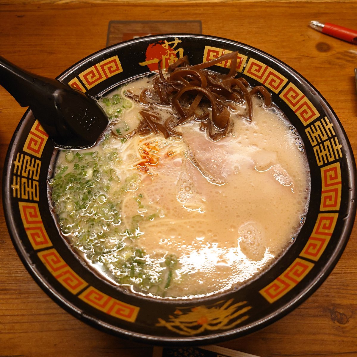 zakittty's tweet photo. 締めの一蘭に至っては10年以上ぶりに食べた🍜美味い😋 https://t.co/FJP5DnMcbB