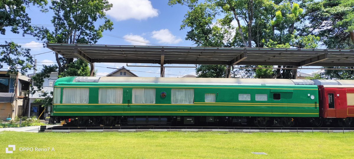 komumodel's tweet photo. あまりにも完璧すぎて本当に驚きました。
正直ます 鉄道会社がやってる どんな立派な博物館の食堂 施設より 
ここは完璧に再現がされてます 
何もかもが再現されてます。
妥協を感じないレベルで再現されてます。

もし 皆さんの中で食堂車を1回も体験したことがなかったという風に少し後悔されてる方がいたら 
これはサドンデスチャンスだと思います。

冷房が元の冷房機から冷房の騒音が流れてきて
そこで食事をしたというのは

うわーっと
あの時の乗車していた時の気持ちが再現しました。
並の再現度じゃないです 
是非とも ここには無理をしてでも行っていただきたいと思いました。