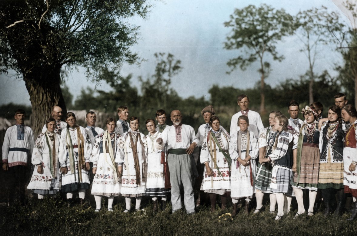 ipngovpl_eng's tweet photo. “The whole country is picturesque and varied, and people have gathered here from all corners of the world.” - Józef Ignacy Kraszewski, Volhynian Evenings

Before the massacres, everyday life continued in Volhynia. People lived, worked, studied, traded and worshipped there. https://t.co/J1yY81ZgIU