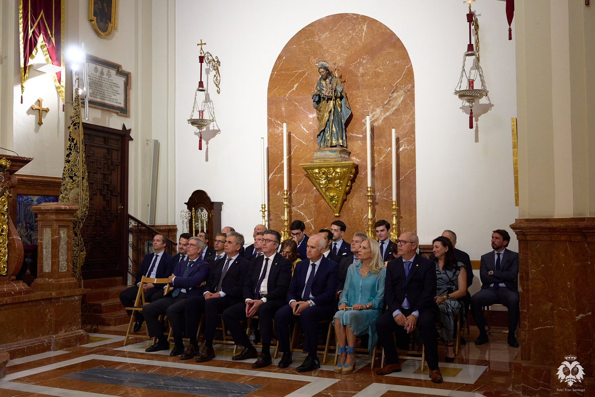 HdadCachorro's tweet photo. ➡️ Tal y como marcan nuestras Reglas, la jura de los nuevos oficiales de gobierno tuvo lugar durante el ofertorio de la solemne eucaristía, celebrada ante la presencia de nuestros Sagrados Titulares. La Santa Misa estuvo oficiada por el Rvdo. P. D. Pedro Manuel Ojeda Ríos, Rector de la Basílica y Director Espiritual de nuestra Hermandad.

#Cachorro26