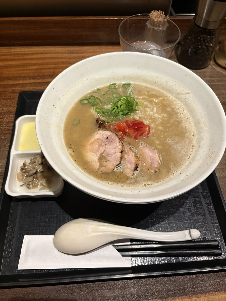 satrip8637's tweet photo. 友人が22時半前に行くー！！！というとこで急遽一昨日ぶりのꉂ🤣𐤔隣でスープ飲み干してて、「次頼むのこれとこれ！」と。相当感動してて、常連としては嬉しすぎる！！スタッフさんには「次は明後日ですね！」とにこやかに言われた🤭ほんまに行っちゃいそう。 https://t.co/iMWsOKU984