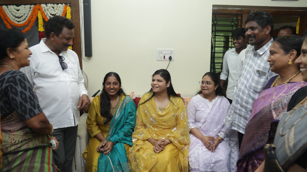 DrBotchaAnusha's tweet photo. గరివిడి పట్టణానికి చెందిన వైయ‌స్ఆర్‌సీపీ నాయకులు వాకాడ గోపి గారి కుమారుడి నిశ్చితార్థ వేడుకలో పాల్గొని కాబోయే నూతన వధూవరులను ఆశీర్వదించడం ఆనందంగా అనిపించింది.

#DrBotchaAnusha #Cheepurupalli #Garividi #EngagementCeremony #YSRCP https://t.co/sGHcF3PQXX