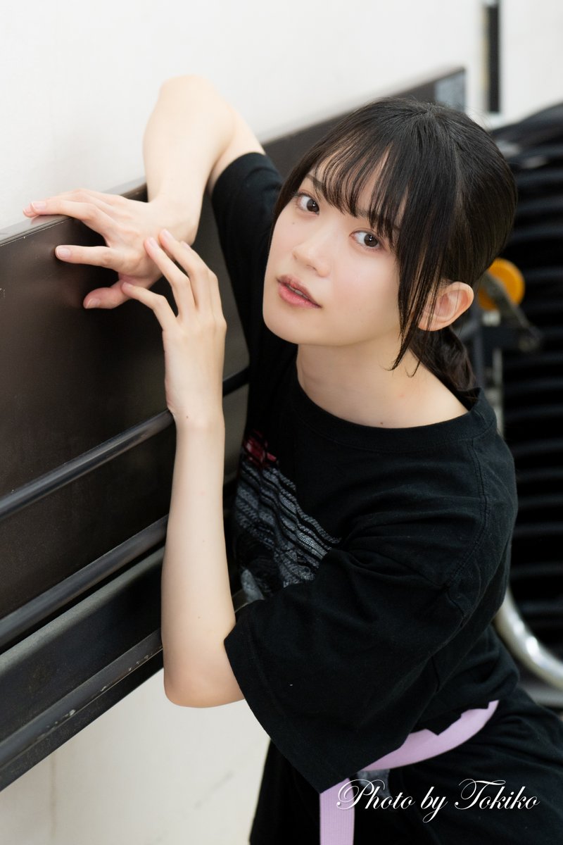 aptokiko's tweet photo. 一生懸命やるしかない！って感じの日々。
息抜きにれったんサンこと日永麗さんのお写真を見る。

「稽古場の机といちゃいちゃするグラビア撮ってみたい」という意味不明な私の言葉に、笑いながら応えてくれた可愛いれったん。
稽古場グラビア撮ったの、私が日本初かもね。
知らんけど。

なんでもいいけど可愛いがすぎるぜ！
#鬼カノン