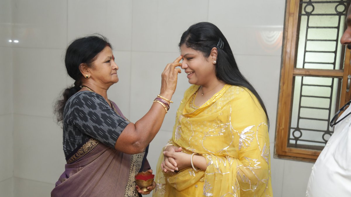 DrBotchaAnusha's tweet photo. ఈ సందర్భంగా కాబోయే వధూవరుల జీవితంలో సుఖశాంతులు, ఆయురారోగ్యాలు, ఆనందం, సిరిసంపదలు వెల్లివిరియాలని మనస్ఫూర్తిగా ఆకాంక్షించాను.

#DrBotchaAnusha #Cheepurupalli #Garividi #EngagementCeremony #YSRCP https://t.co/XWdnOiyXF0