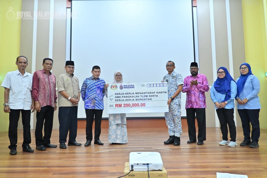 MkPLTLDM's tweet photo. MEMPERKASA KEBAJIKAN PELAJAR

Projek menaik taraf Kantin SMK Pangkalan TLDM hasil usahasama Markas Pangkalan Lumut, KPM dan Yayasan Global Mesra bakal menyediakan kemudahan yang lebih selesa dan kondusif.

#NavyPeople 
#NavyNews #SMKPangkalanTLDM https://t.co/gpOC3H64OC