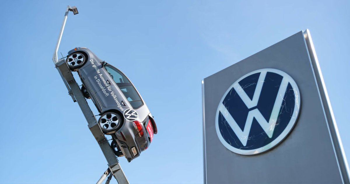 SKN_GiS's tweet photo. Olbrzymie problemy Volkswagena! Co dalej z niemieckim przemysłem motoryzacyjnym? 🚨🚗

Zarząd przedstawił plan restrukturyzacji: masowe zwolnienia i zamknięcie fabryk. 🏭 Jakie decyzje zapadły oraz co czeka producenta? O tym w dzisiejszej nitce! 🧵👇 https://t.co/myI39wPjRN