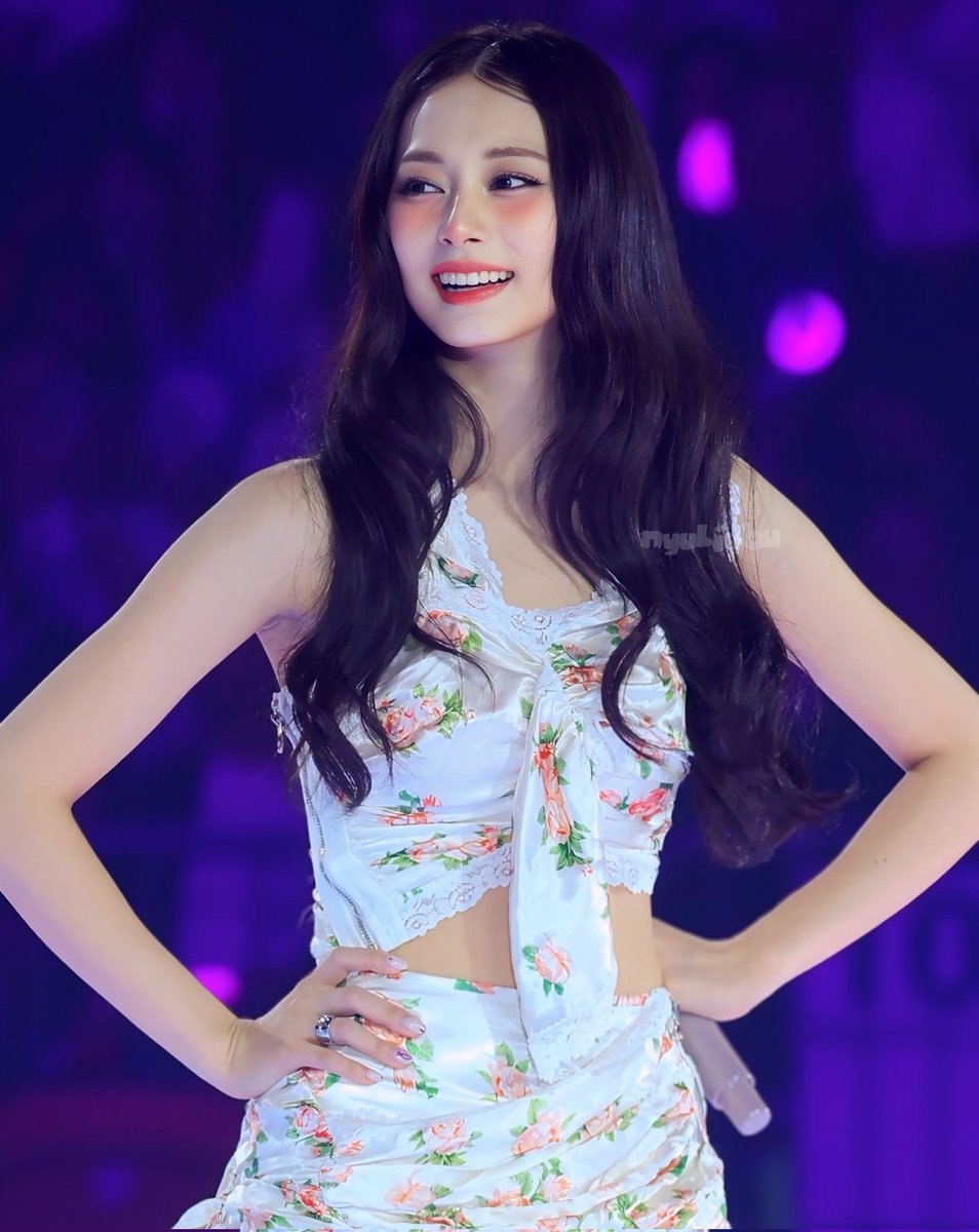 galleryoftzu's tweet photo. tzuyu is so beautiful https://t.co/XGO4lGBttt