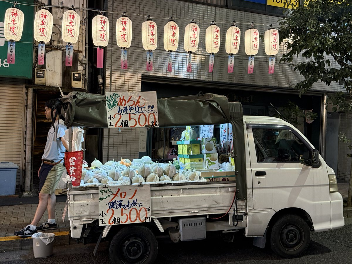 mood5goronne's tweet photo. メロン売ってた😂 https://t.co/tKHUK9dVhR