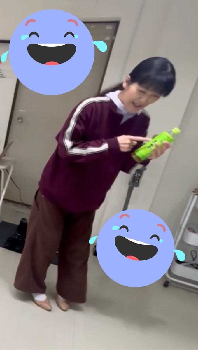 TarikaImamiya's tweet photo. #ワタシニ
 ①直美役ぽんぽん歌唱時の今宮の心情
「次は敦子・・かっ歌詞なんだっけ？なんだ〜😱」の図

②しかし見事な内股ですな〜
マイクがわりのペットボトルにもじもじしない！

③さぁ今宮の番　歩き出してー
「直美〜」がなんだっけ〜の図😅

思い出さないのかい！喝🤣
Cチーム観にきませんか🥹 https://t.co/7DfpvfCM4V