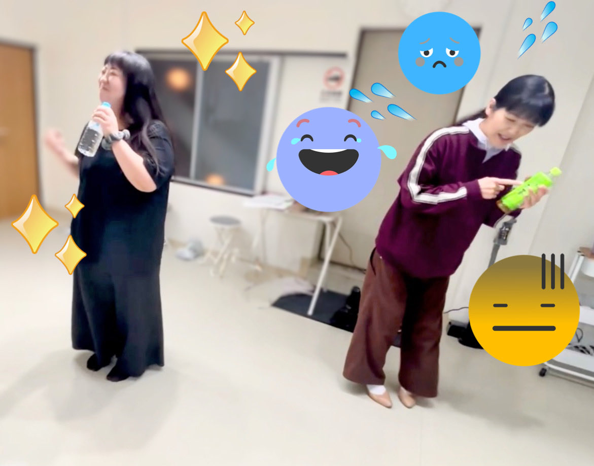 TarikaImamiya's tweet photo. #ワタシニ
 ①直美役ぽんぽん歌唱時の今宮の心情
「次は敦子・・かっ歌詞なんだっけ？なんだ〜😱」の図

②しかし見事な内股ですな〜
マイクがわりのペットボトルにもじもじしない！

③さぁ今宮の番　歩き出してー
「直美〜」がなんだっけ〜の図😅

思い出さないのかい！喝🤣
Cチーム観にきませんか🥹 https://t.co/7DfpvfCM4V