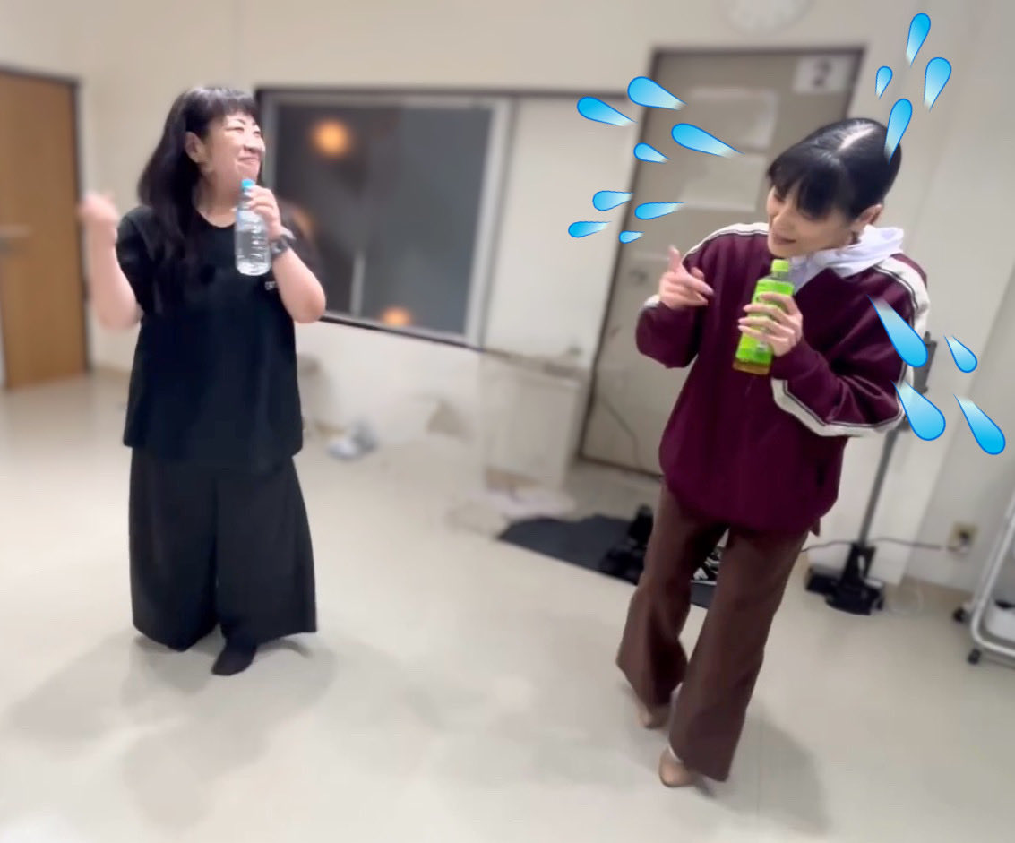 TarikaImamiya's tweet photo. #ワタシニ
 ①直美役ぽんぽん歌唱時の今宮の心情
「次は敦子・・かっ歌詞なんだっけ？なんだ〜😱」の図

②しかし見事な内股ですな〜
マイクがわりのペットボトルにもじもじしない！

③さぁ今宮の番　歩き出してー
「直美〜」がなんだっけ〜の図😅

思い出さないのかい！喝🤣
Cチーム観にきませんか🥹 https://t.co/7DfpvfCM4V