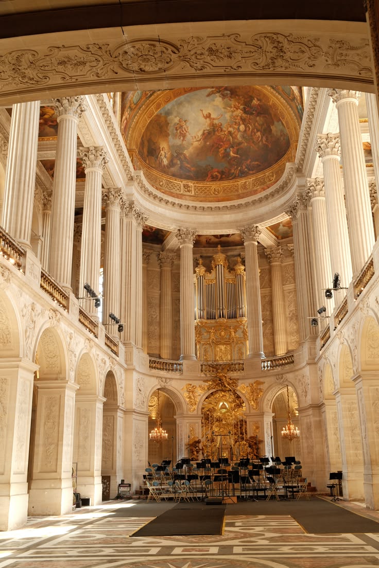 gietzschean's tweet photo. Ceilings were meant to be high and artful https://t.co/Q3j8srvUow