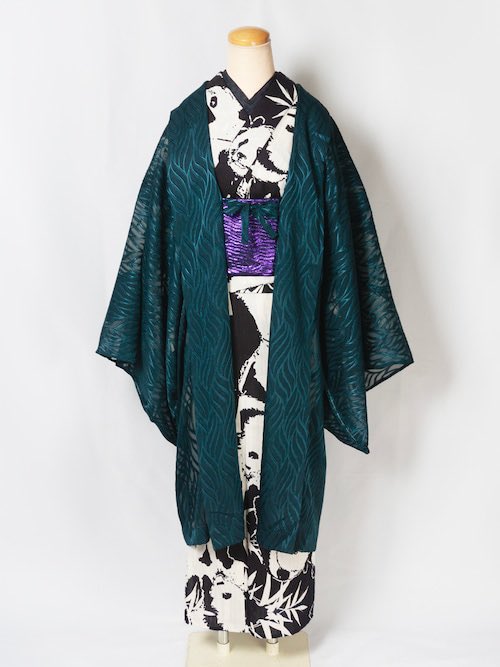 rumirockstore's tweet photo. 〈ネットショップにて販売スタートいたしました✨〉

【即納品】Rumi Rock羽織　シフォンリーフ　グリーン
▶︎ https://t.co/NqLeoYLXhf
通常の羽織よりも広めに仕立てた襟は、折り返して着た際に美しいラインを描き、スタイルを引き立てます。
⇩ https://t.co/75Yw33BR8r