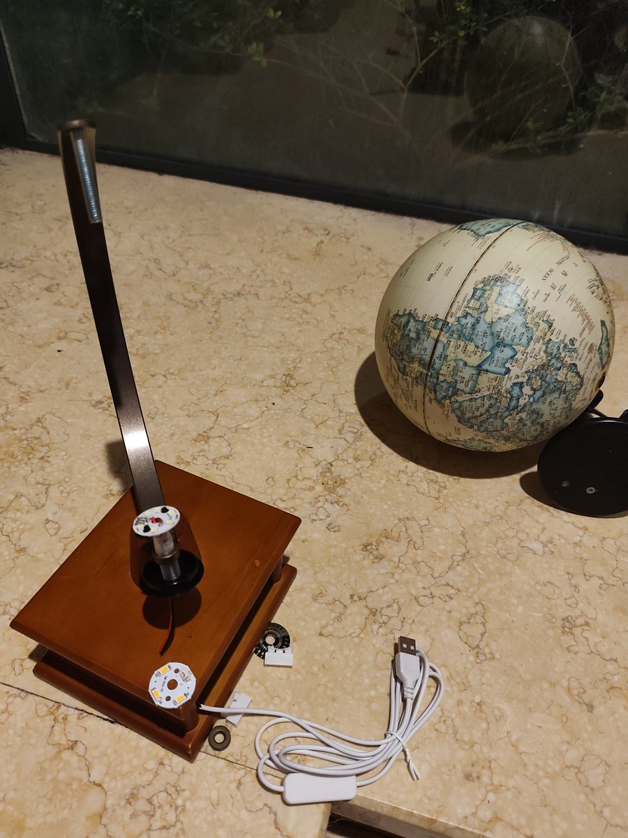 cazper's tweet photo. 今日は地球儀型のLED照明を修理した。Taobaoで5元程度のLED灯板とUSB線のセットと5元程度のアクリルネジとナットのセットを購入して換装。 https://t.co/1uSbI22uae