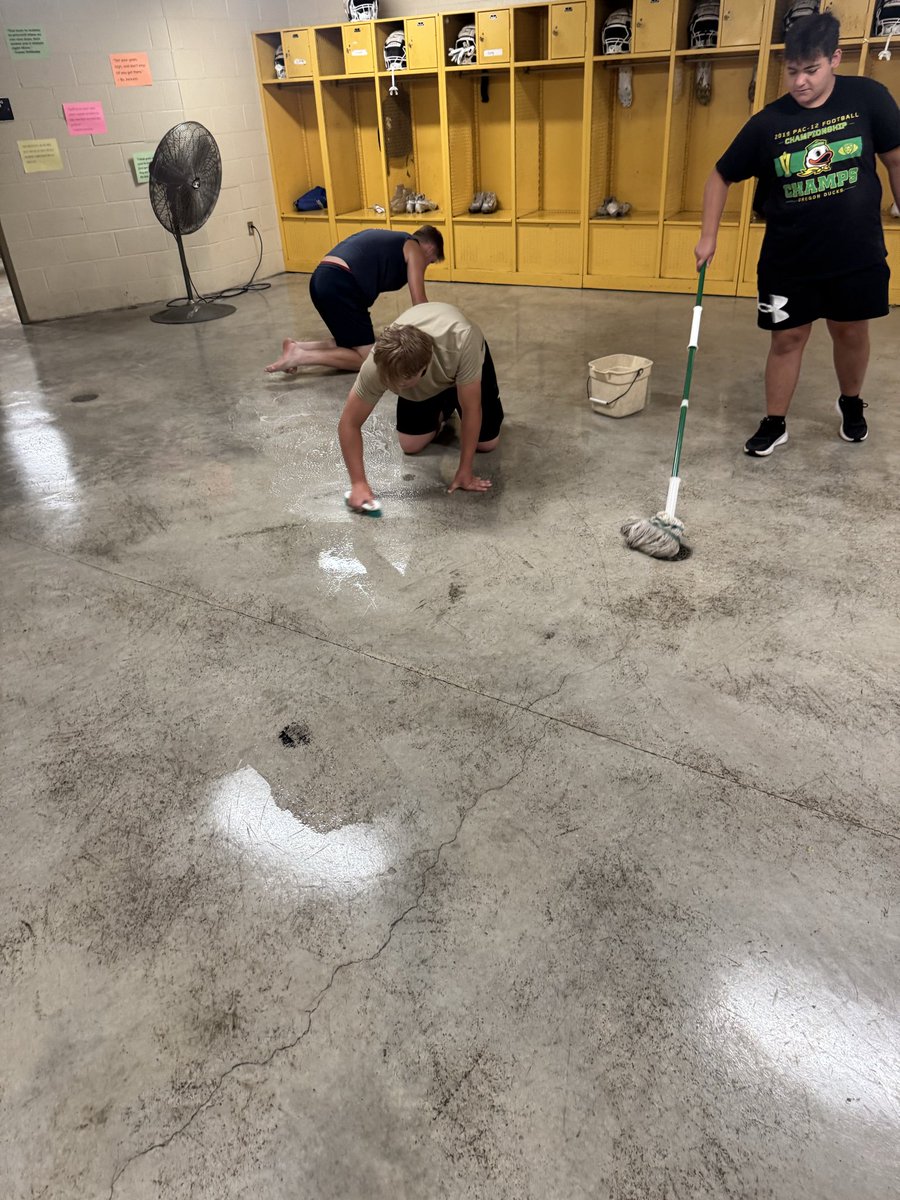 GoldenLionFoot1's tweet photo. Varsity Football Team performing Community Service clean up to get Offutt Field ready for the upcoming season! Proud of these guys for taking the time to invest in the community. #BuyIn https://t.co/aabyN223PN