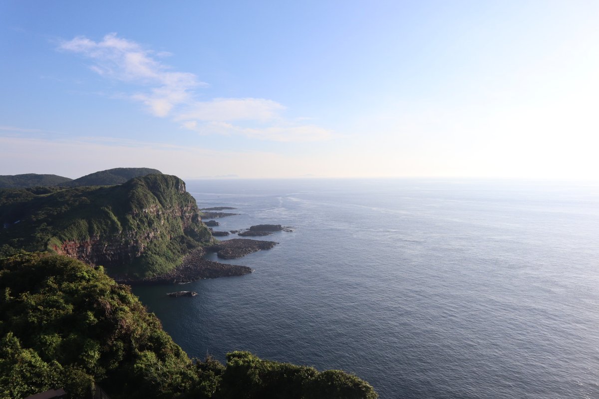 daikan_47's tweet photo. 九州本土から、陸路で行ける最果ての島、生月島へ。

本土から平戸島を経由し、山を越え、海峡を渡り、ようやく辿り着く島。そんな最果ての島とは思えないほど栄えている。

島の西海岸からは水平線の先に壱岐や五島列島を望むことができた。 https://t.co/pW4SphHavN