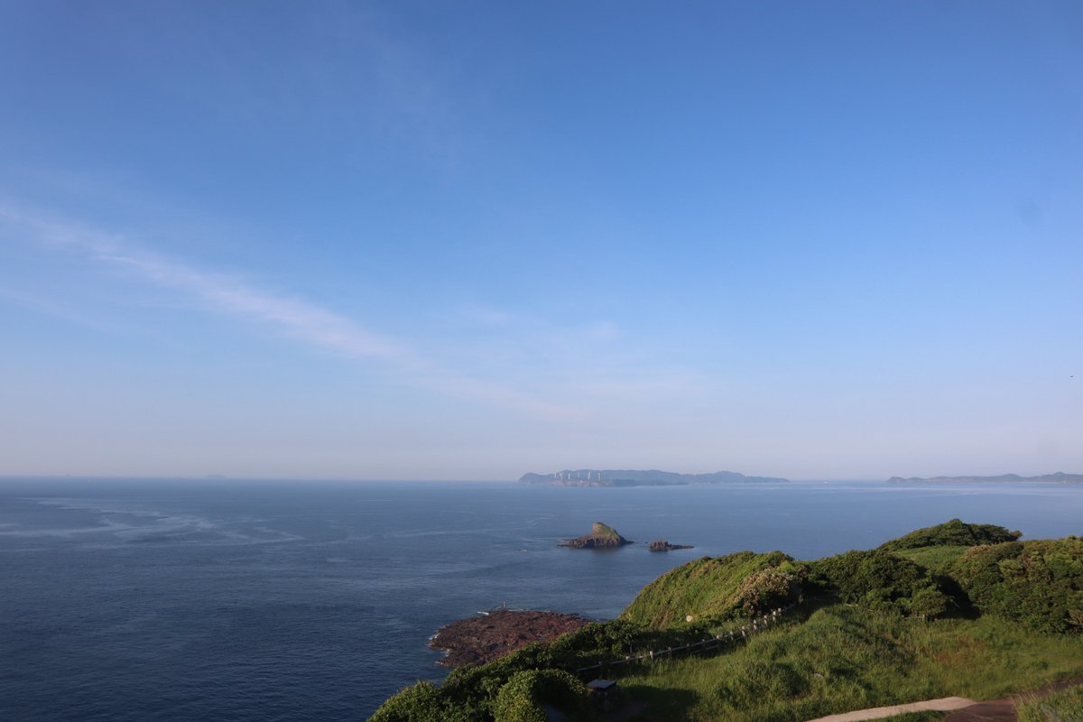 daikan_47's tweet photo. 九州本土から、陸路で行ける最果ての島、生月島へ。

本土から平戸島を経由し、山を越え、海峡を渡り、ようやく辿り着く島。そんな最果ての島とは思えないほど栄えている。

島の西海岸からは水平線の先に壱岐や五島列島を望むことができた。 https://t.co/pW4SphHavN