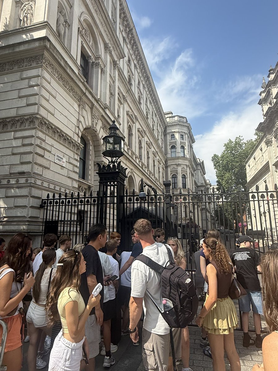 HopeAcademyPE's tweet photo. Walking tour around London and finishing off with an icecream π¦#teamhope https://t.co/r4pLtHh9JD
