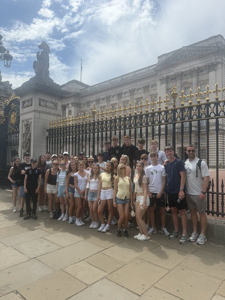 HopeAcademyPE's tweet photo. Walking tour around London and finishing off with an icecream π¦#teamhope https://t.co/r4pLtHh9JD